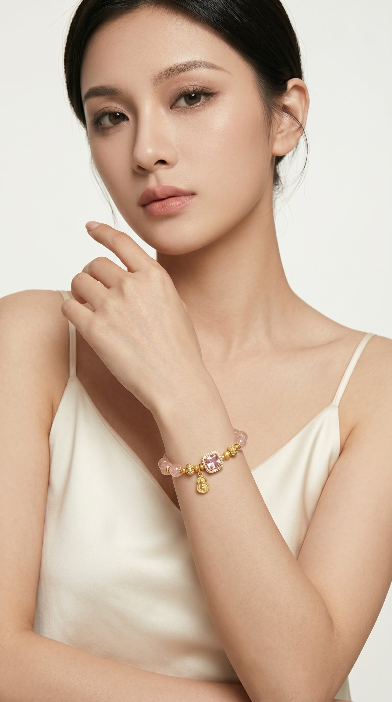 rose-quartz-bracelet wrist