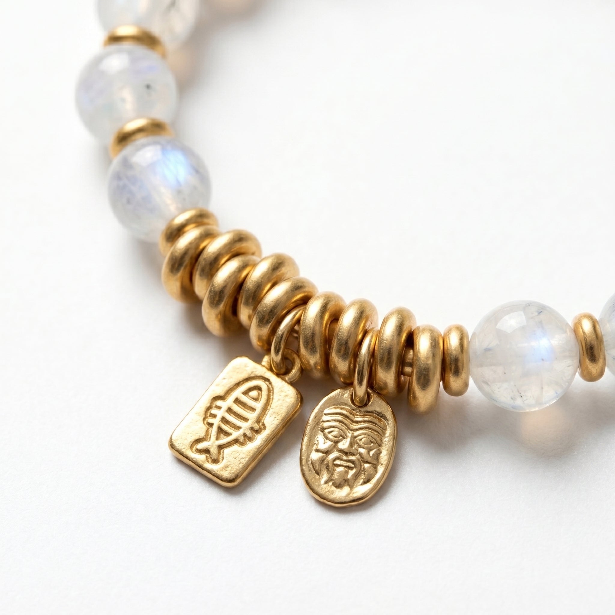 Mio&Gem blue moonstone bracelet Origin design detail · 8mm main stone, pink zircon and diamond-cut zircon, 18k gold-plated pendant